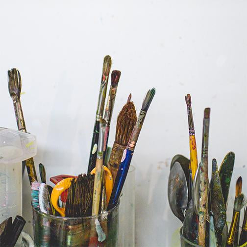 Pinceaux de l’atelier dans des pots