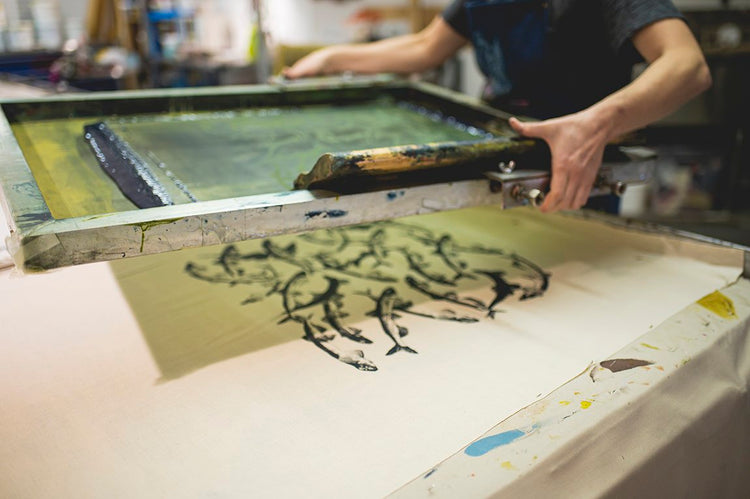 Impression d’un motif en sérigraphie dans l’atelier de Pascale Faubert