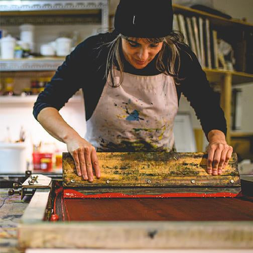 Pascale Faubert imprime un tissu en sérigraphie au cadre plat